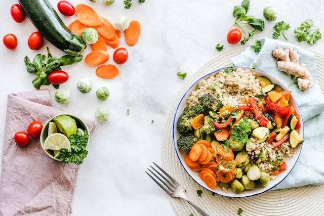 Glutensiz ve Vegan Akşam Yemeği – Kinoalı Sebze Güveci