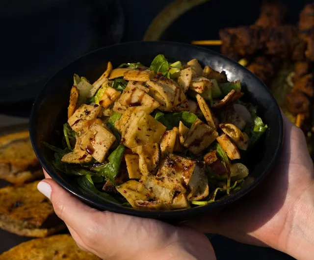 🥩 Izgara Tavuk Göğsü ve Nohutlu Ispanak Salatası (2 Kişilik)