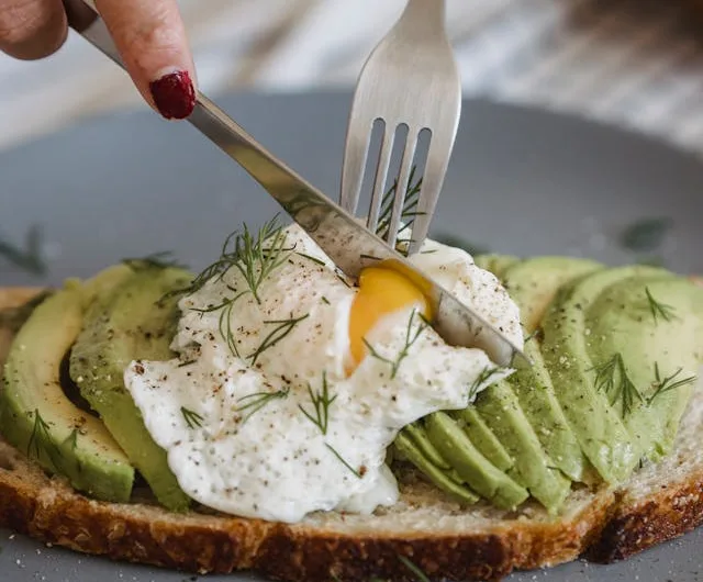 Tam Tahıllı Ekmeğin Üzerinde Avokado Püresi ve Haşlanmış Yumurta