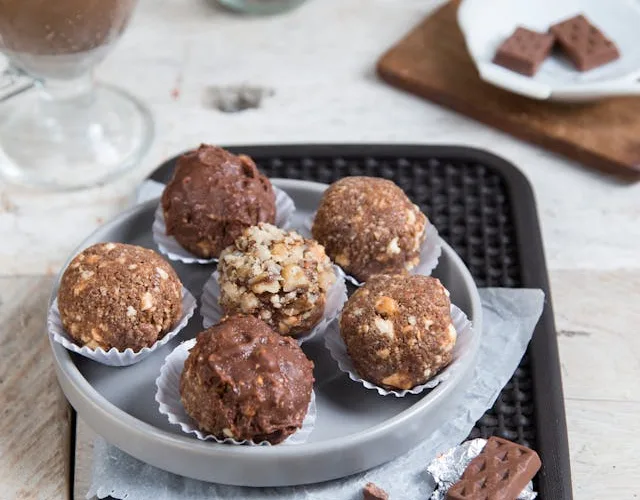 Sağlıklı Aperatif: Proteinli Hurma ve Yulaf Topları