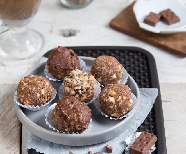 Hurma, Yulaf ve Fıstık Ezmeli Enerji Topları