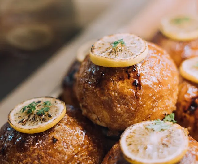 Fırında Baharatlı Hindi Köftesi ve Yoğurtlu Kabak Salatası