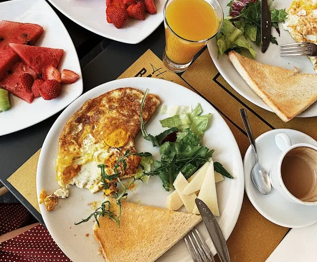 Yulaf Unlu Omlet ve Yoğurtlu Sebze Dip Sos