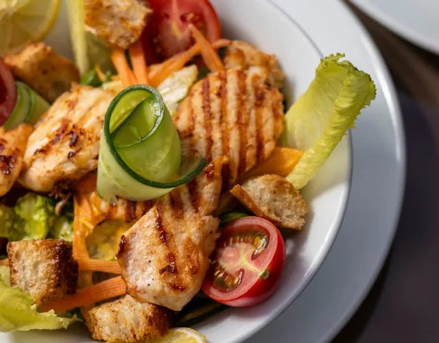 Izgara Tavuklu Avokado Salatası