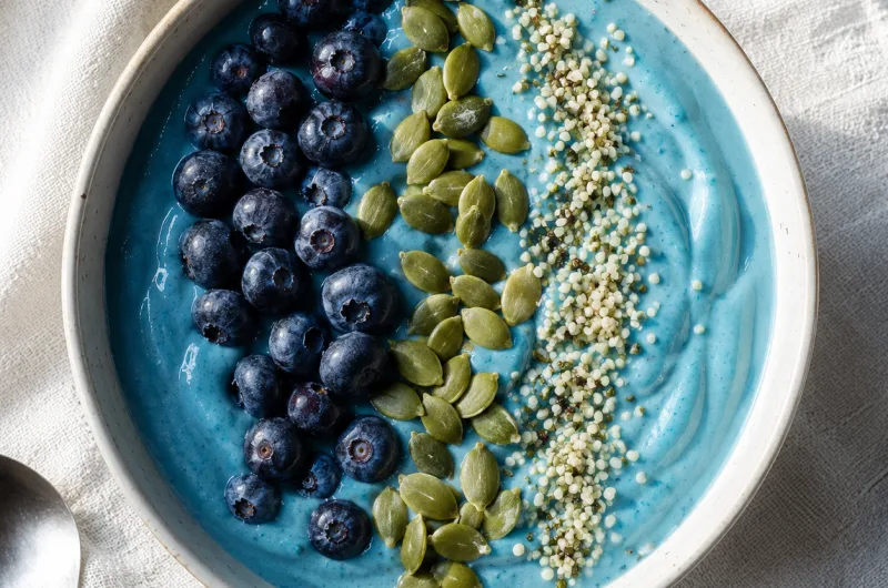 Modunuzu Yükselten Kahvaltı: Mavi Spirulinalı Serotonin Kasesi Tarifi.